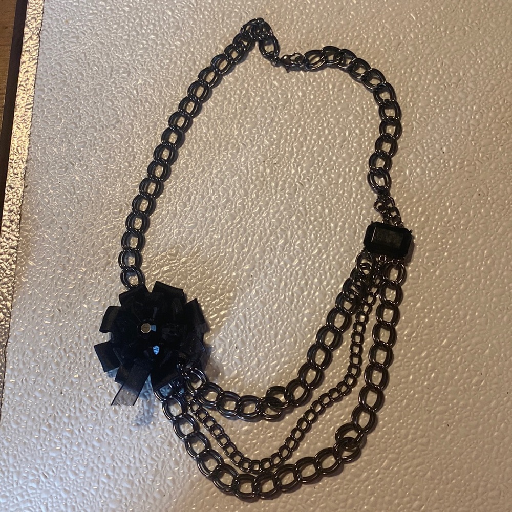 Chain fashion necklace with flower
